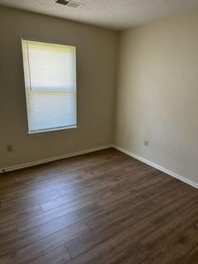 Building Photo - 3 Bed/1.5 Bath Home in Lees Summit!