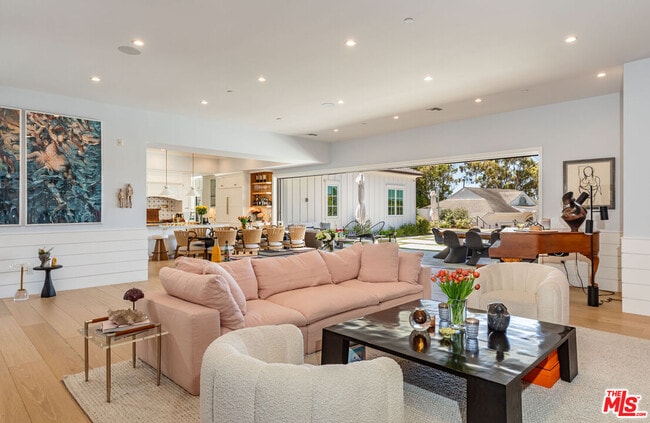 Building Photo - 6671 Dume Dr