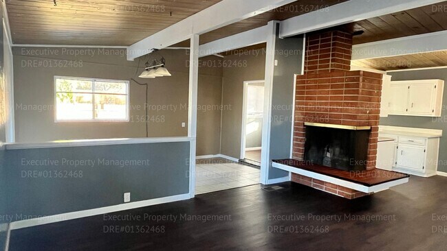 Building Photo - 3 bedroom/ 1.5 bathroom home with a detach...