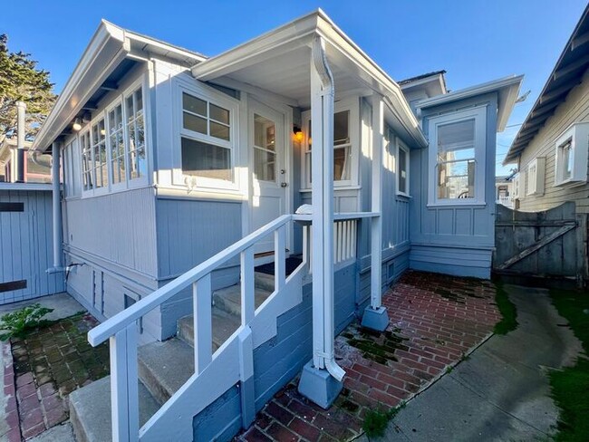 Building Photo - Charming 2 bedroom home in Pacific Grove!