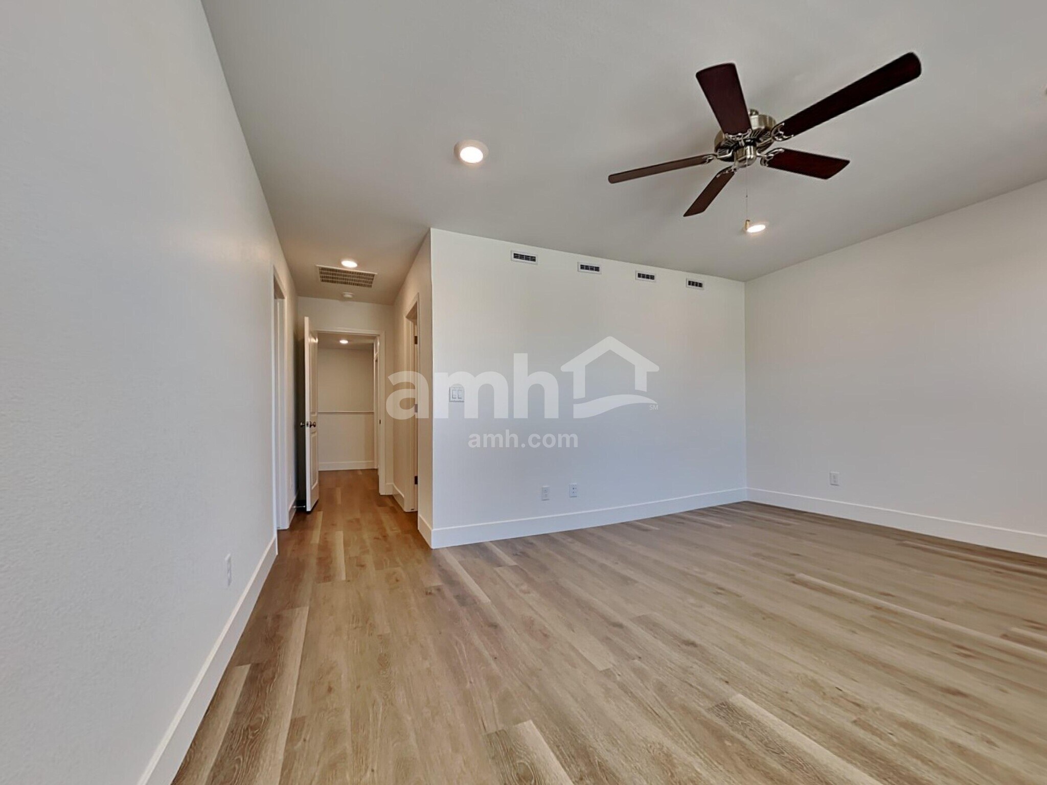 Building Photo - 5856 Vaes Dothrak St
