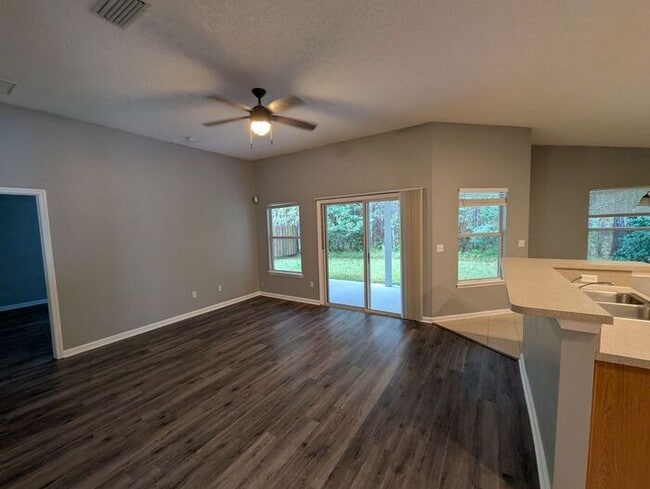 Building Photo - 712 N Edenbridge Way