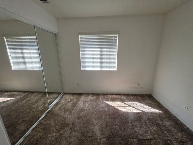 Building Photo - Five Bedrooms Three Baths in Murrieta