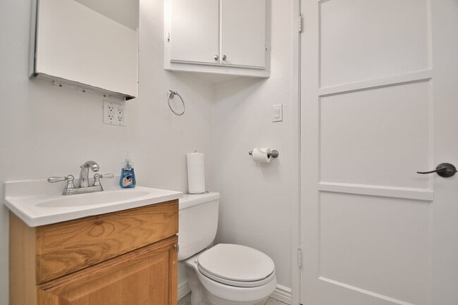 Building Photo - Spacious 4 Bedroom Home with A/C