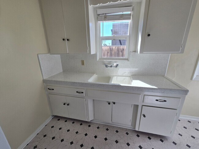 Building Photo - 588 1/2 McIntosh St