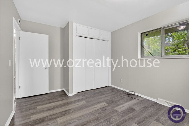 Building Photo - 732 Coyne Ave