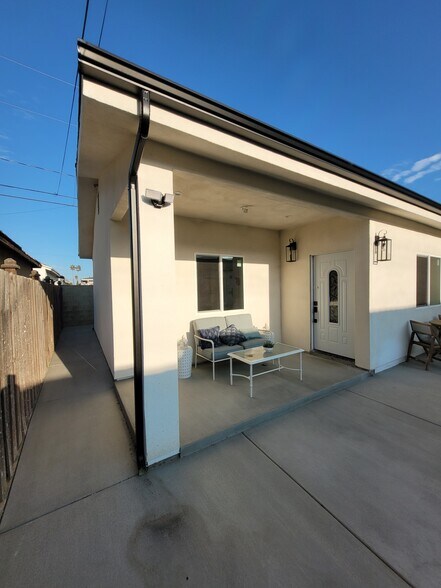 Entryway - 16424 Van Ness Ave