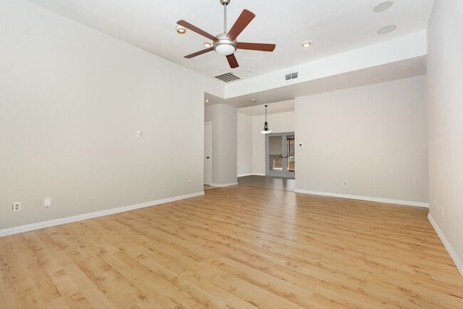 Building Photo - 10438 High Hollows Dr