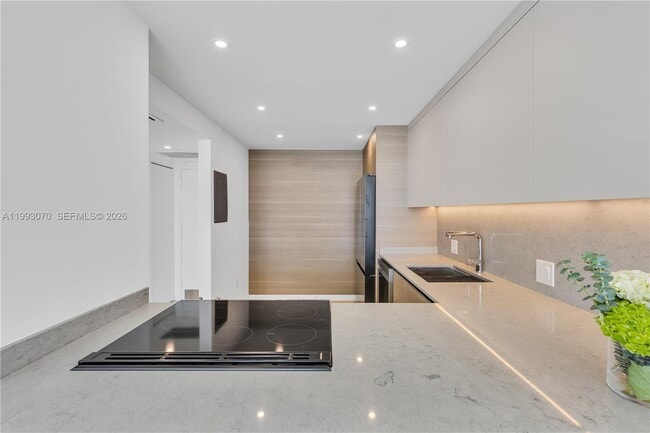 Building Photo - 20100 W Country Club Dr