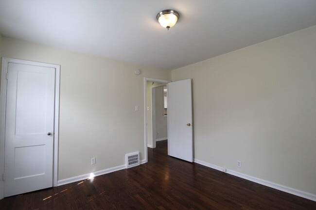 Building Photo - 2 Bedroom 1 Bath Home In Roeland Park