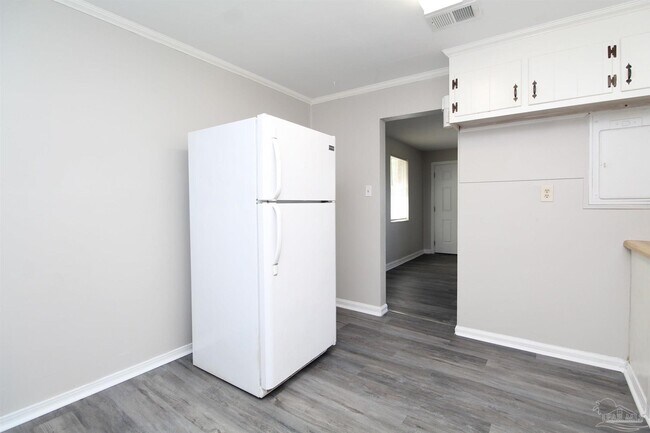 Building Photo - 610 Herschel St