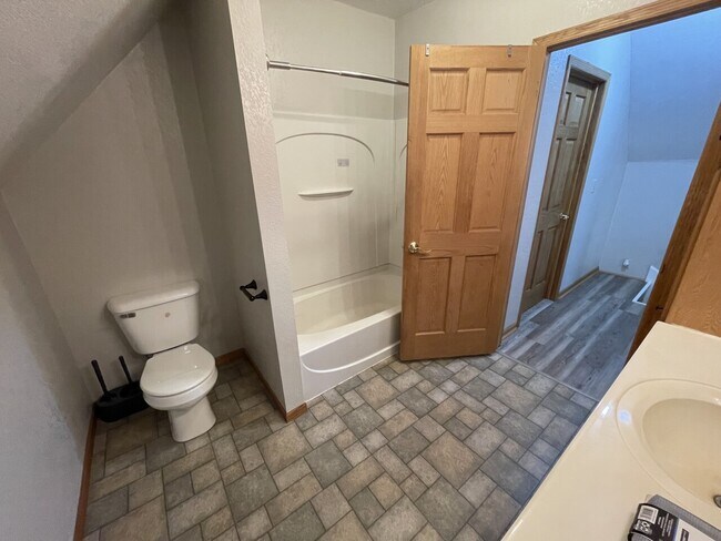 Building Photo - 127 E Main St