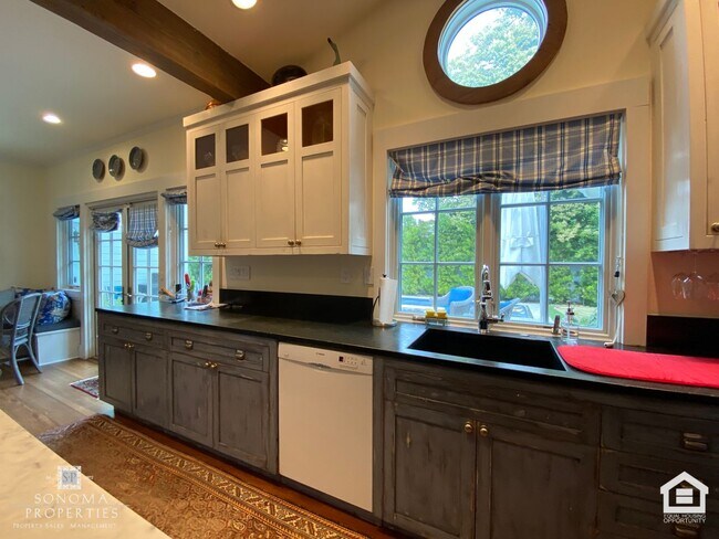 Building Photo - Stunning Furnished Eastside Home