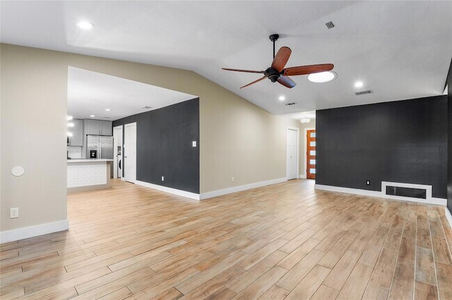 Building Photo - 1104 Durham Dr