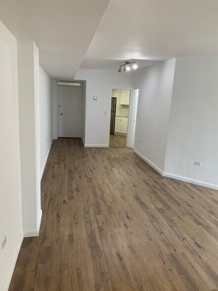 Building Photo - 999 Brickell Bay Dr