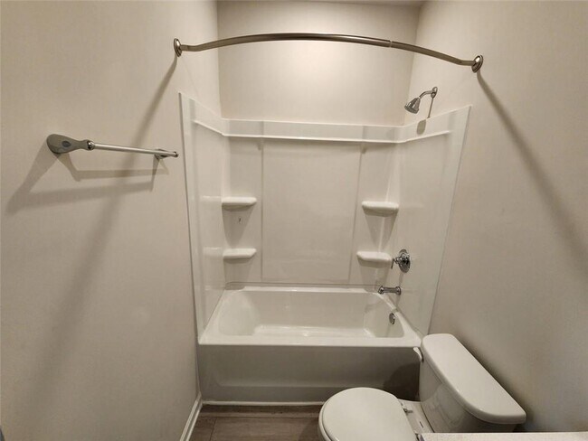 Building Photo - 235 Vly Oak Dr