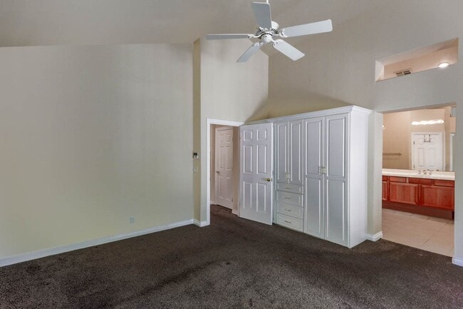 Building Photo - 4 Bedroom, Queens Ridge Guard Gated Commun...