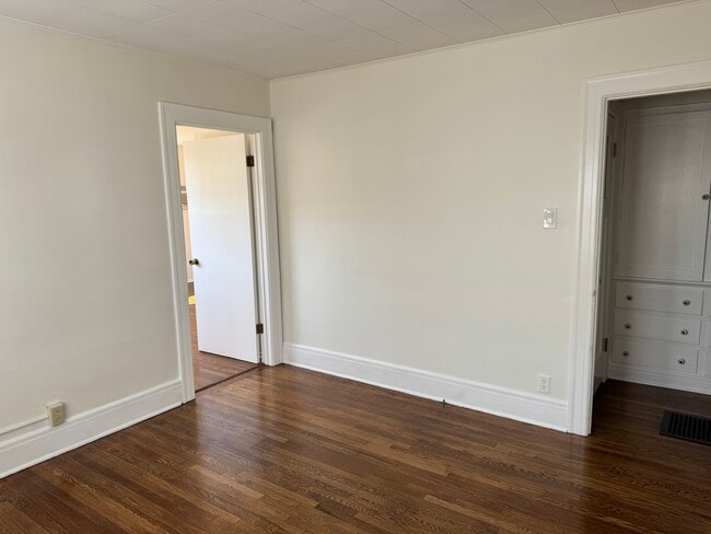 Building Photo - 2833 Somerset Dr