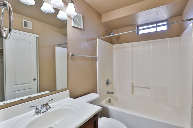 Building Photo - Tri Level, 2bd, 2.5ba condo