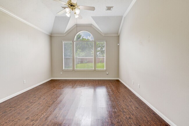 Building Photo - Beautiful 4 bedroom 2.5 bathroom with mass...