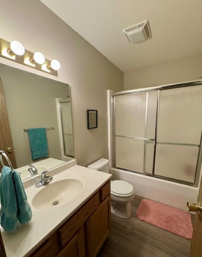 Building Photo - Duplex Available in Central MHK!