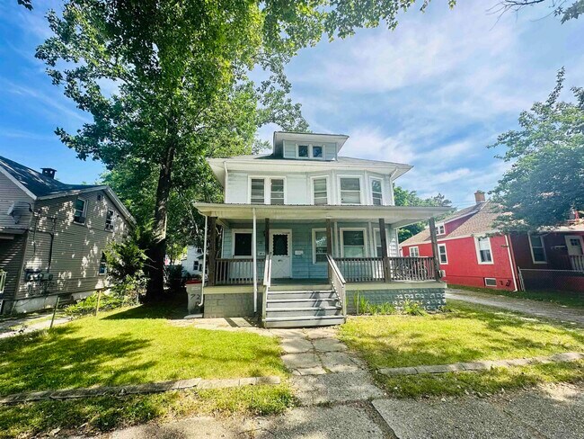 Building Photo - 722 E Grape St