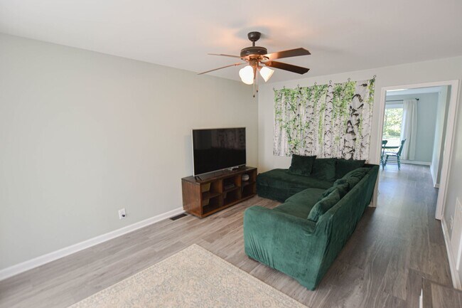 Building Photo - Updated Three Bedroom in Sango!