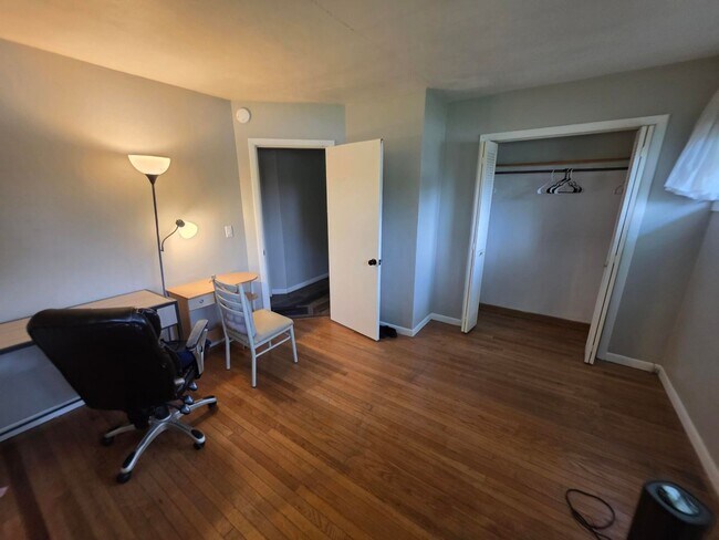 Building Photo - 3BR/2BA/2CarGarage Only A Few Minutes From Everything!