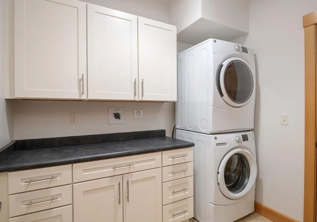 Building Photo - $2,295 / 2BD Luxury Condo