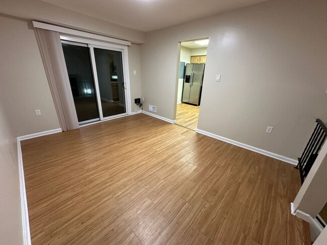 Building Photo - Beautifully remodeled 3-bed 2.5-bath Townh...