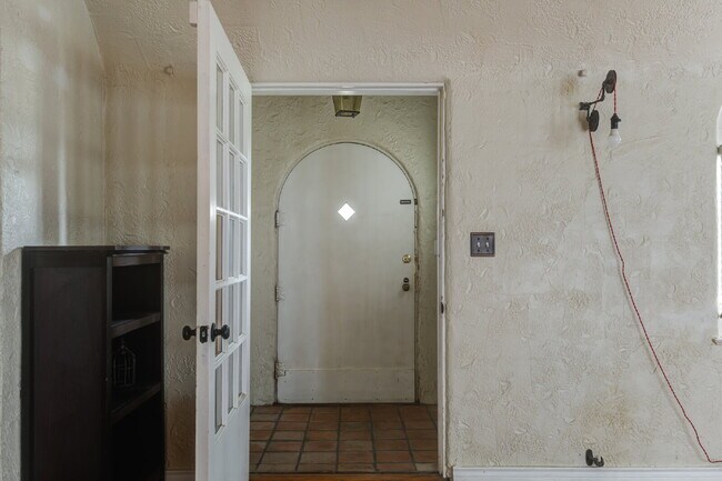 Building Photo - Charming Tuscany Villa block away from TTU