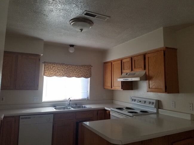 Building Photo - 3 Bed/2 Bath End Unit