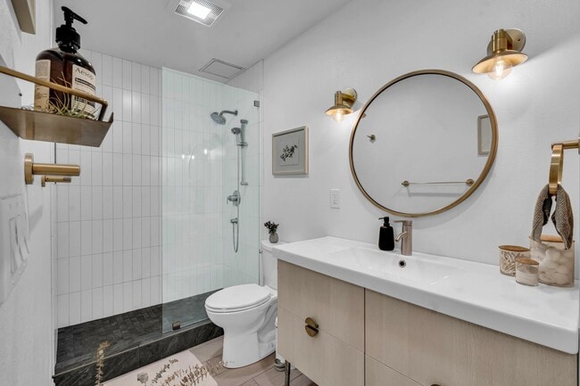 Building Photo - Luxe 1 BR Adam's Point Condo Available Now