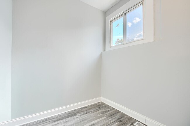 Building Photo - 400 N Hilton St