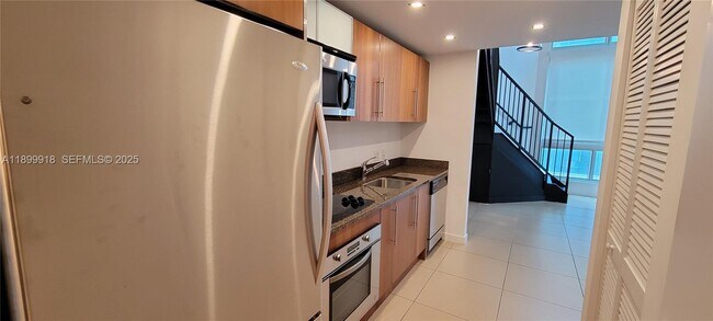 Building Photo - 300 S Biscayne Blvd