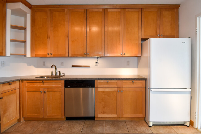 Kitchen (granite counters) - 400 Madison St