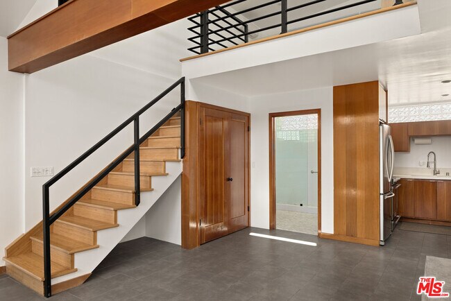 Building Photo - 1089 Palms Blvd