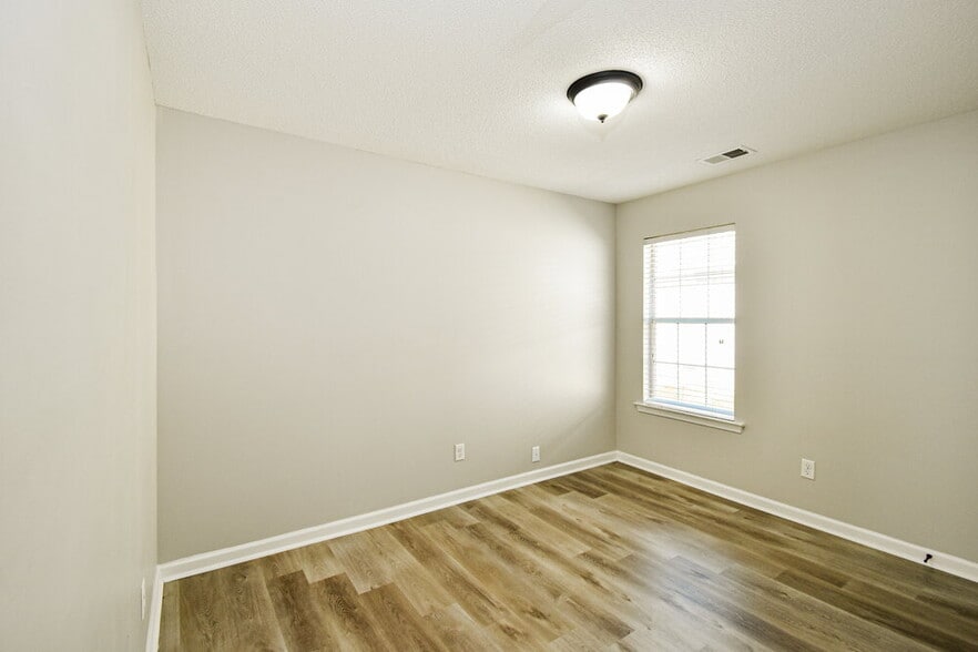 Building Photo - 9892 Southern Oak Way