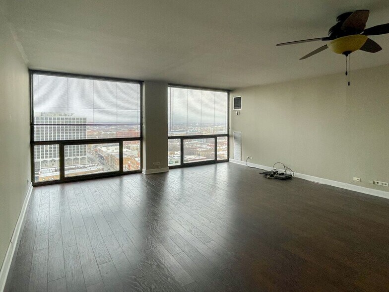 Building Photo - 4343 N Clarendon Ave