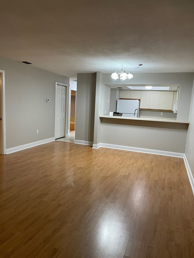 Building Photo - 733 Carpenters Way