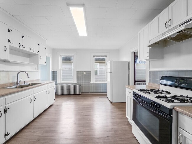 Building Photo - 634 High St