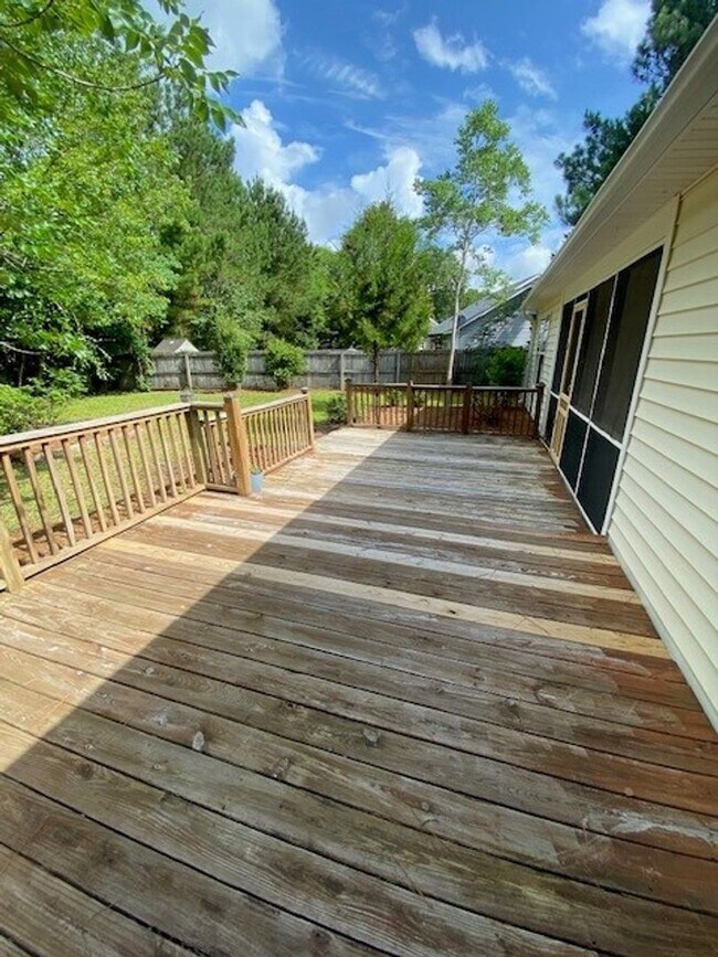 Building Photo - Welcome to this charming 3-bedroom, 2-bathroom home located in the vibrant city of Wilmington, NC.