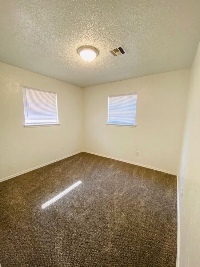 Building Photo - 305 S Fifth