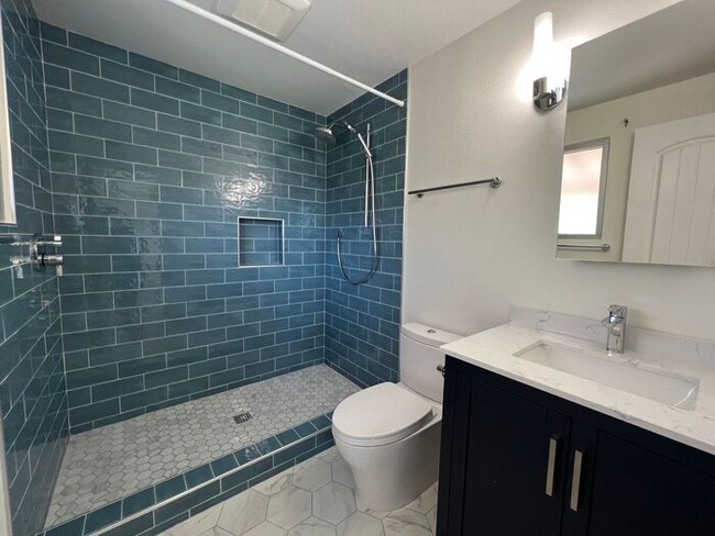 Building Photo - 3 Bed / 2 .5 Bath Home with Private Yard i...