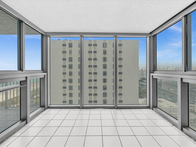 Building Photo - 2655 Collins Ave