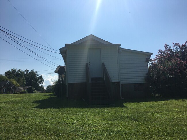 Building Photo - AVAILABLE TO SHOW!