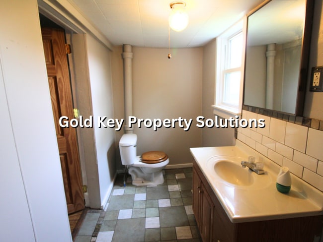 Building Photo - Updated 2 BR 1 BA House with Garage and Ce...