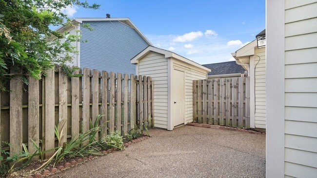 Building Photo - 711 Brentwood Pointe