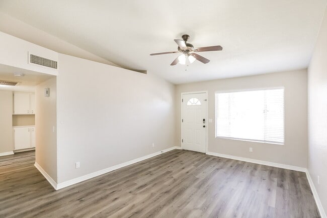 Building Photo - 1419 N Rowen