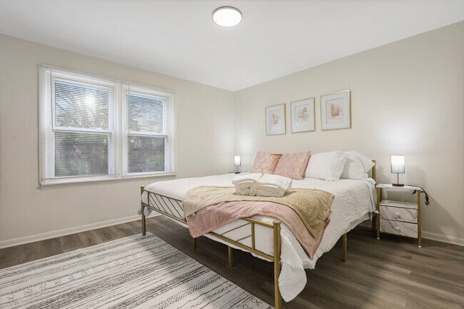 Building Photo - 366 N Hemlock Ave